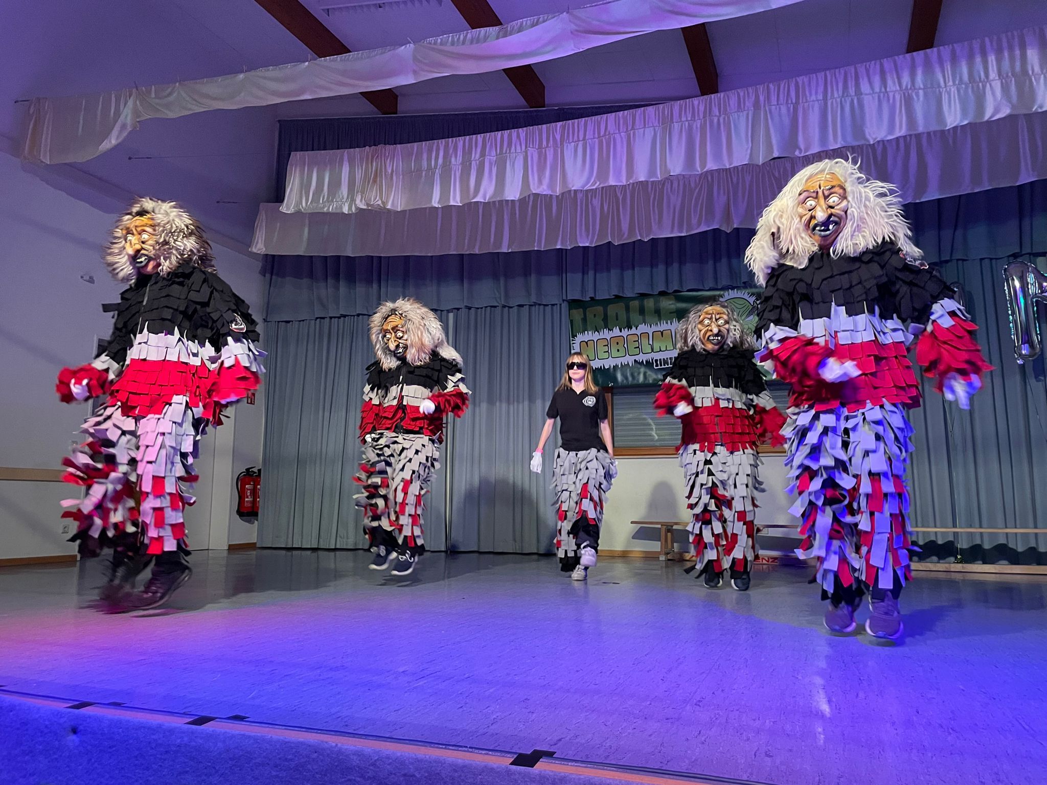 Tanzgruppe der Mühlsteingeister auf der Bühne